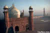 mosque.jpg (9385 bytes)